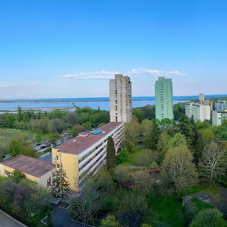 Zornitsa With Sea View And Free Parking